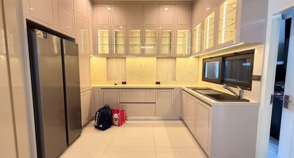 Haus zur Miete mit 5 Zimmer in Bang Sue, Bangkok