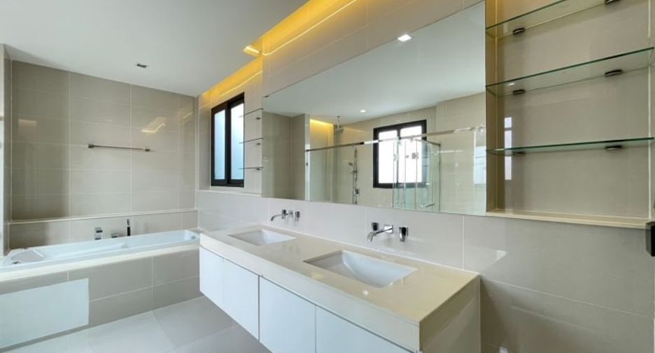 Haus zur Miete mit 5 Zimmer in Bang Sue, Bangkok