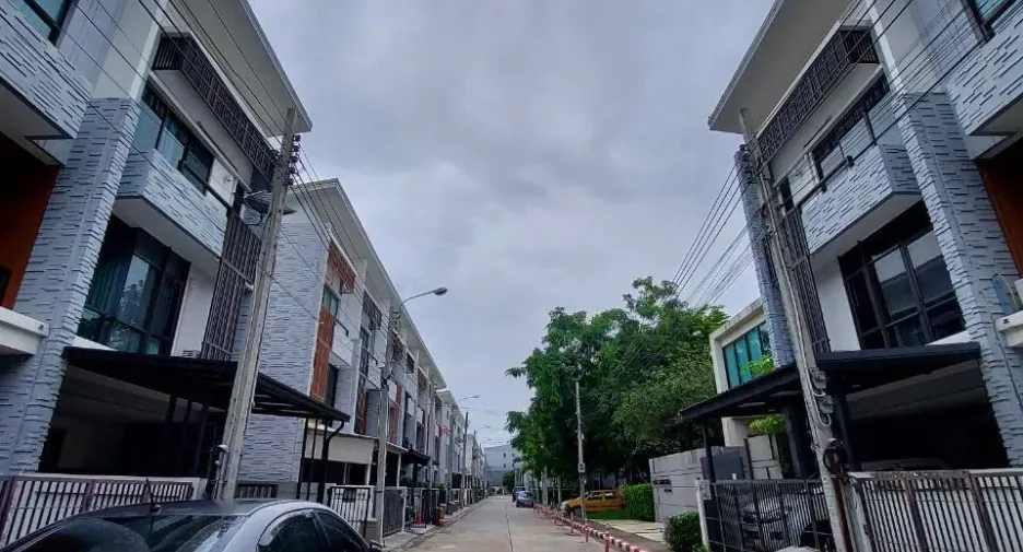 出租 3 卧室 联排别墅 在 Bang Phli, Samut Prakan