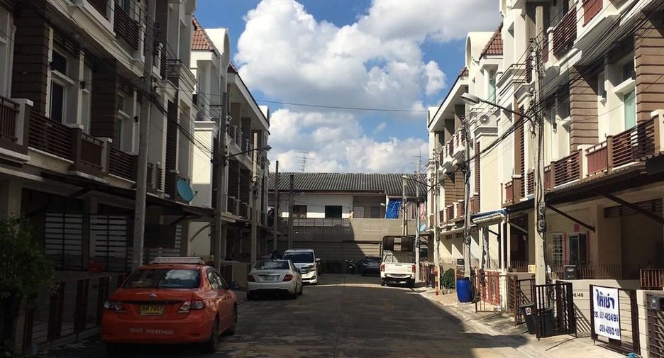 For rent 3 bedrooms townhouse in Bueng Kum, Bangkok