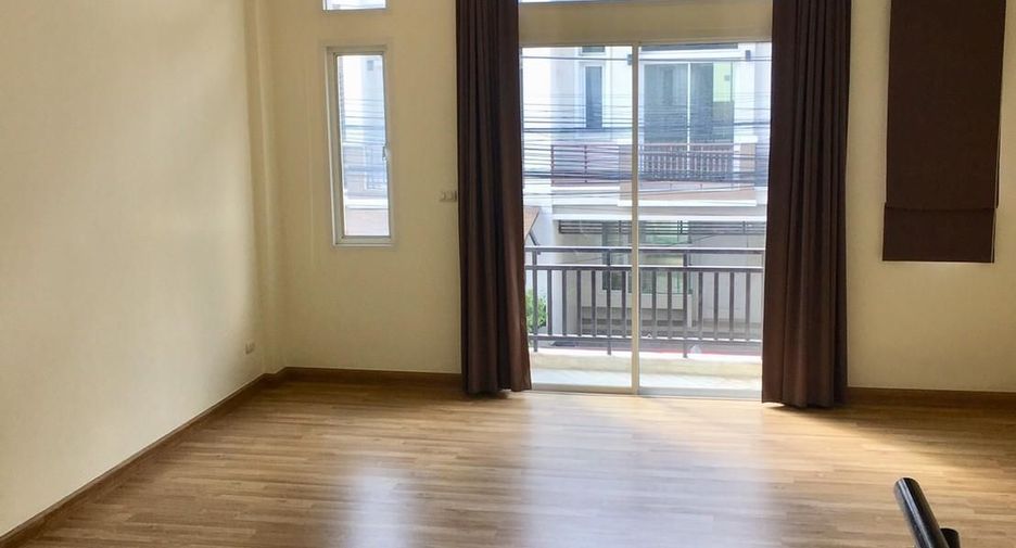 For rent 3 bedrooms townhouse in Bueng Kum, Bangkok