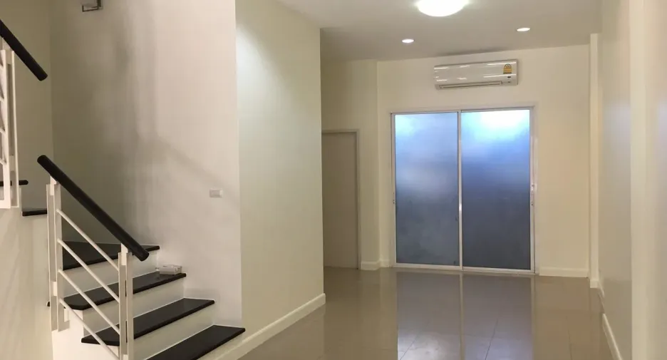 For rent 3 bedrooms townhouse in Bueng Kum, Bangkok