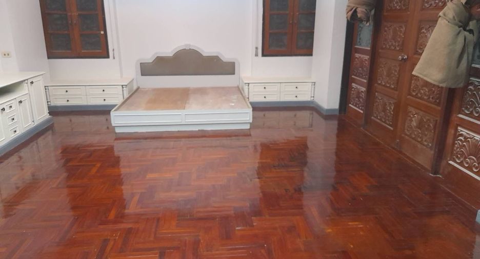 For rent 4 bedrooms house in Khlong San, Bangkok
