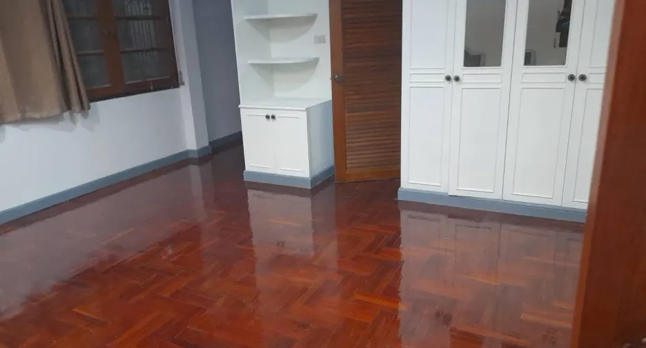 For rent 4 bedrooms house in Khlong San, Bangkok