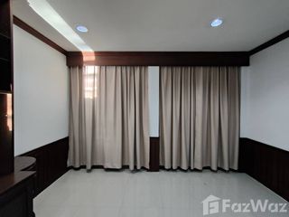 Haus zur Miete mit 4 Zimmer in Khlong San, Bangkok