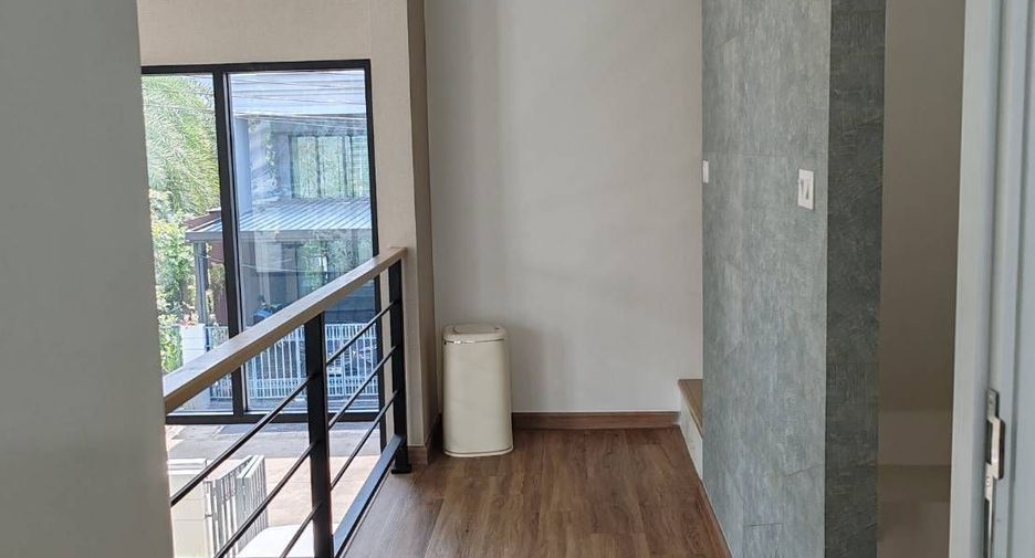 For rent 4 bedrooms townhouse in Bang Khen, Bangkok