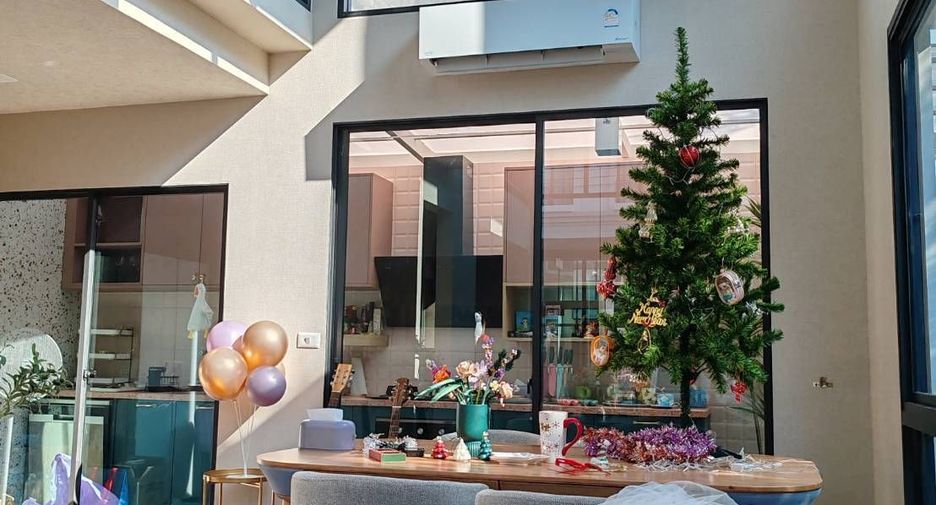 For rent 4 bedrooms townhouse in Bang Khen, Bangkok