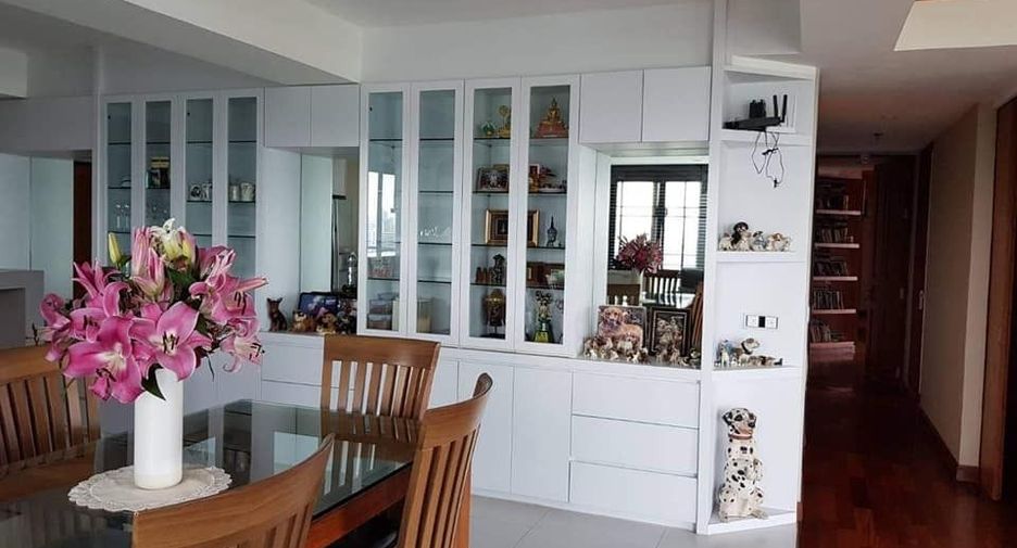 For rent 3 bedrooms condo in Khlong Toei, Bangkok