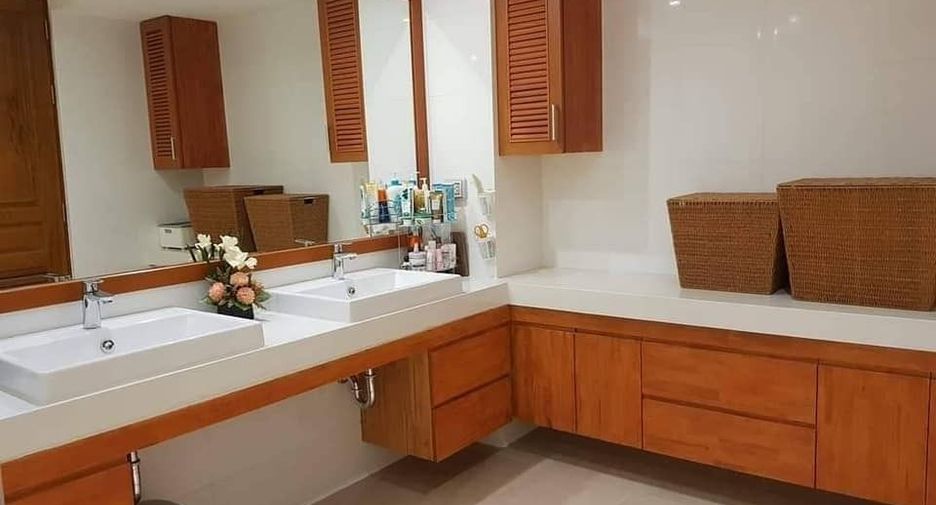 For rent 3 bedrooms condo in Khlong Toei, Bangkok