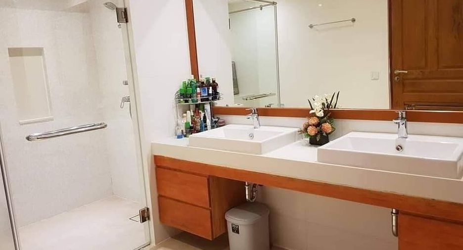 For rent 3 bedrooms condo in Khlong Toei, Bangkok