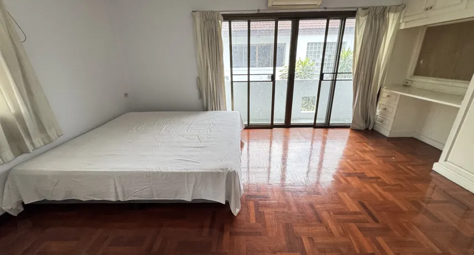 À louer 4 chambres maison à Huai Khwang, Bangkok