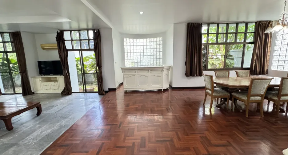 À louer 4 chambres maison à Huai Khwang, Bangkok