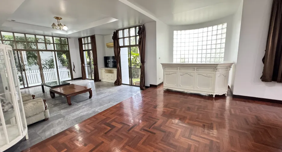 À louer 4 chambres maison à Huai Khwang, Bangkok