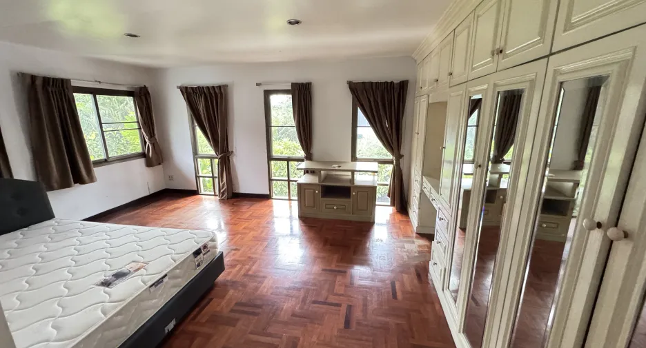 À louer 4 chambres maison à Huai Khwang, Bangkok