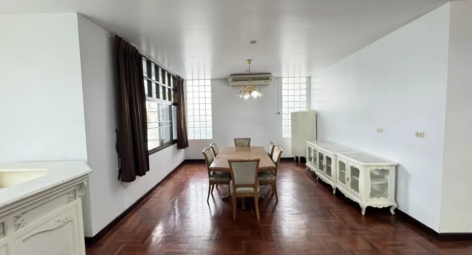 À louer 4 chambres maison à Huai Khwang, Bangkok