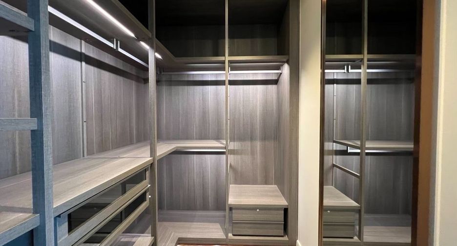 For rent 2 bedrooms condo in Pathum Wan, Bangkok