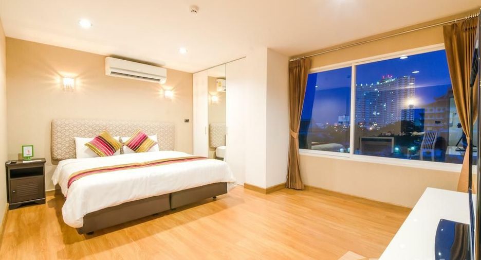 For rent 3 bedrooms condo in Yan Nawa, Bangkok