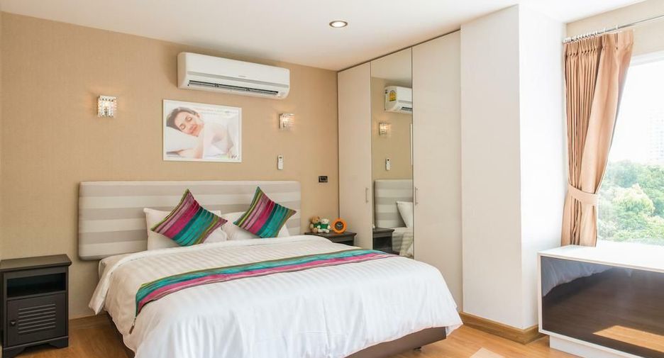 For rent 3 bedrooms condo in Yan Nawa, Bangkok