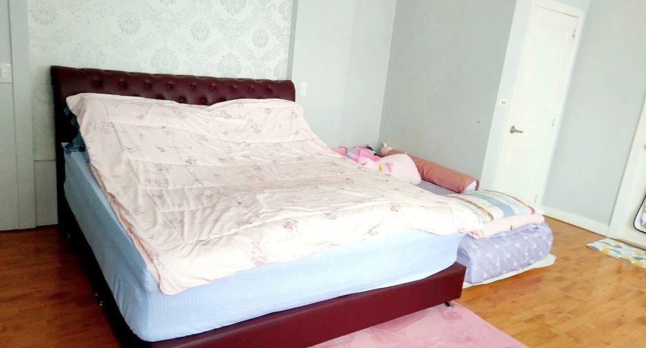 For rent 3 bedrooms condo in Khlong Toei, Bangkok