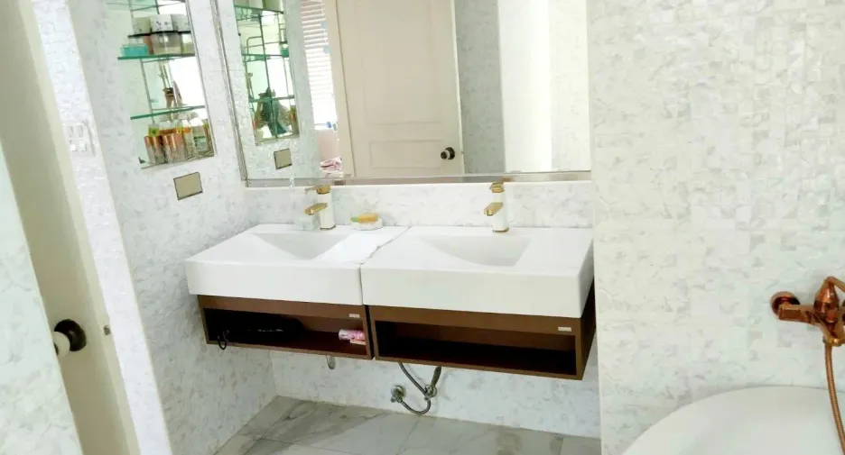 For rent 3 bedrooms condo in Khlong Toei, Bangkok