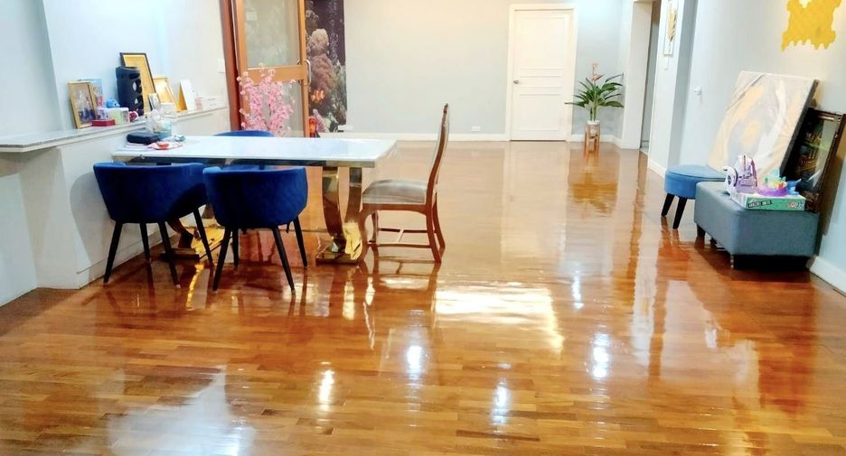 For rent 3 bedrooms condo in Khlong Toei, Bangkok