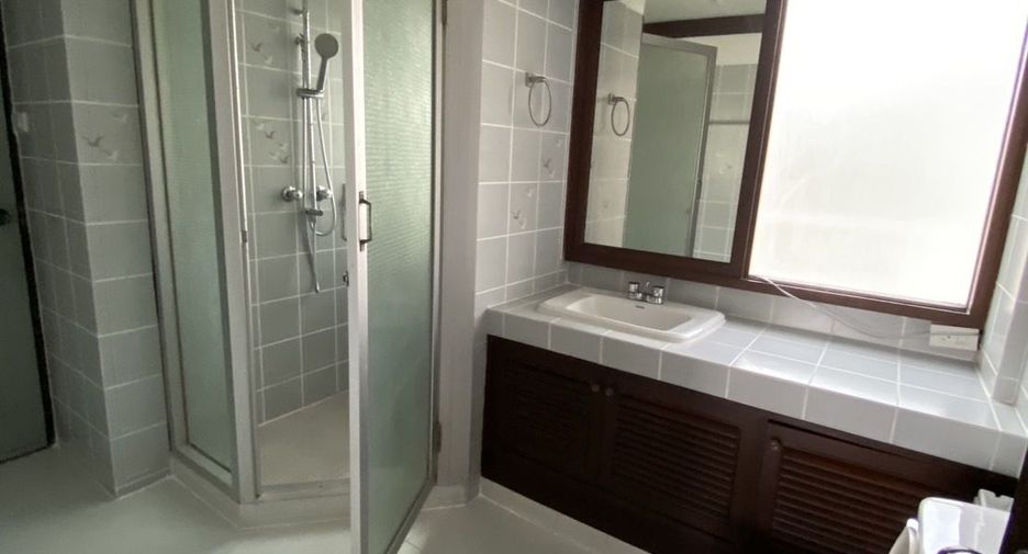 Condo en alquiler de 3 habitaciones en Watthana, Bangkok