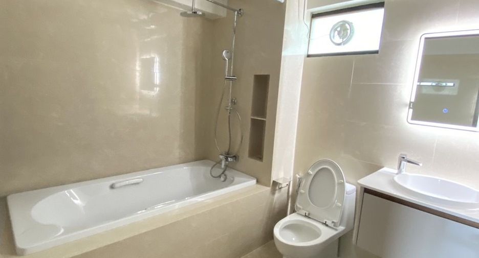 Condo en alquiler de 3 habitaciones en Watthana, Bangkok