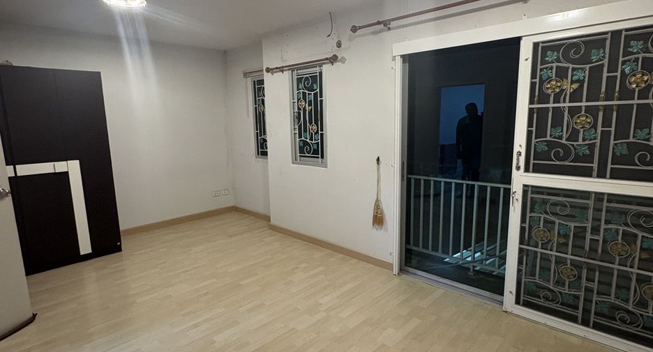 For rent 3 bedrooms townhouse in Min Buri, Bangkok