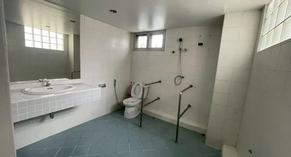 For rent 4 bedrooms retail Space in Bang Sue, Bangkok