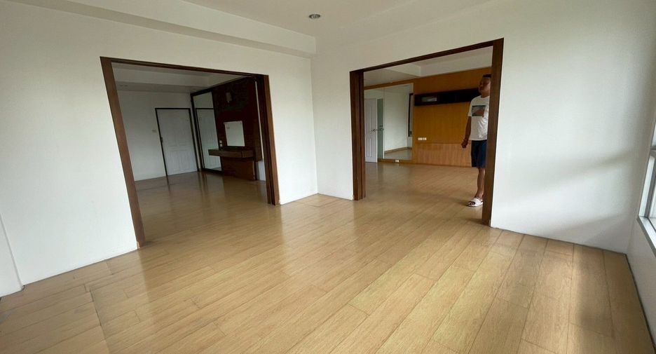 For rent 4 bedrooms retail Space in Bang Sue, Bangkok