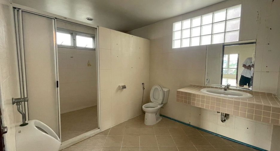 Gewerbefläche zur Miete mit 4 Zimmer in Bang Sue, Bangkok