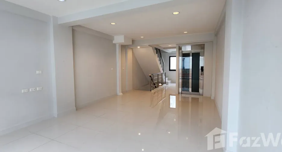 For rent 3 bedrooms retail Space in Prawet, Bangkok