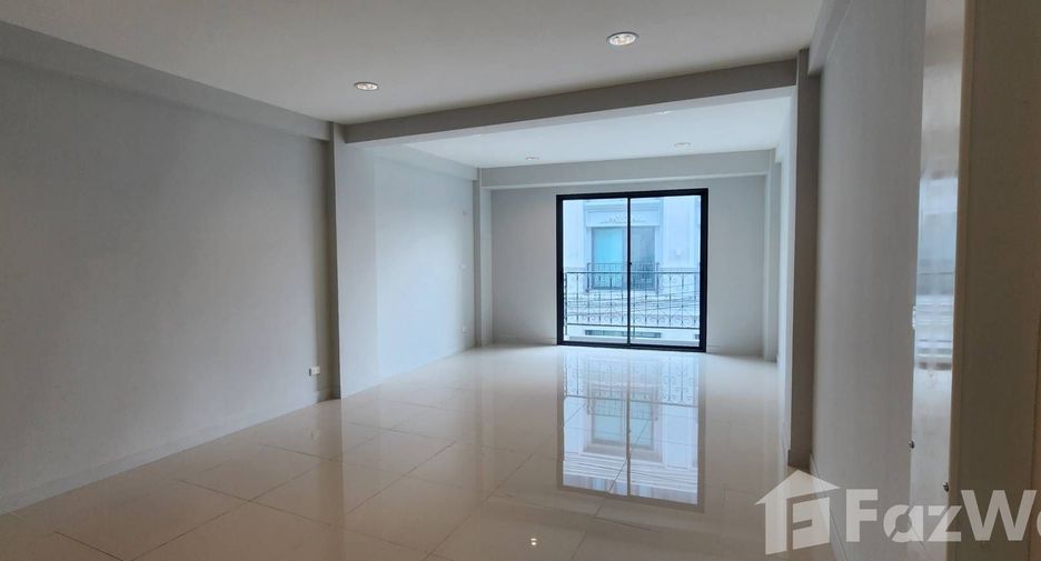 For rent 3 bedrooms retail Space in Prawet, Bangkok