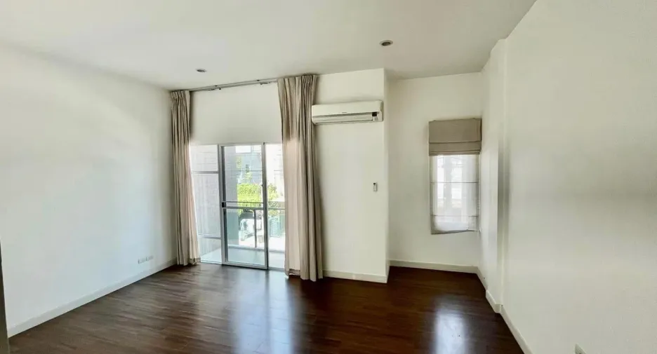 For rent 3 bedrooms townhouse in Bueng Kum, Bangkok