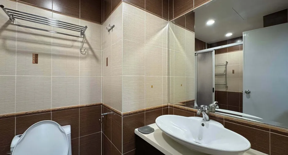 For rent 2 bedrooms condo in Bang Rak, Bangkok