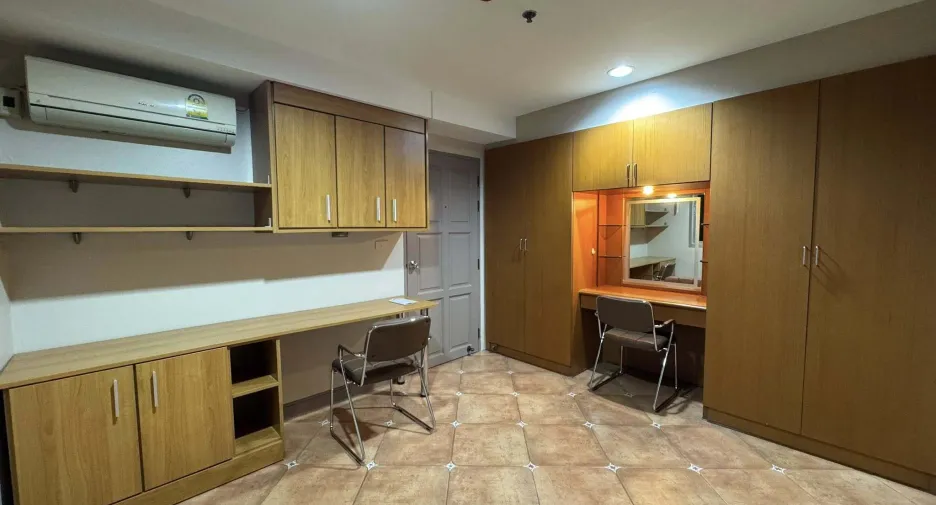 For rent 2 bedrooms condo in Bang Rak, Bangkok