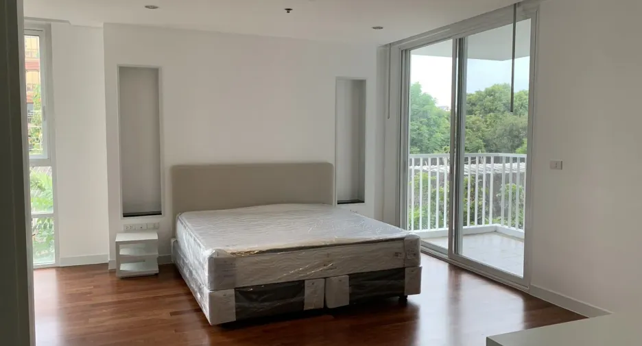 For rent 4 bedrooms apartment in Watthana, Bangkok