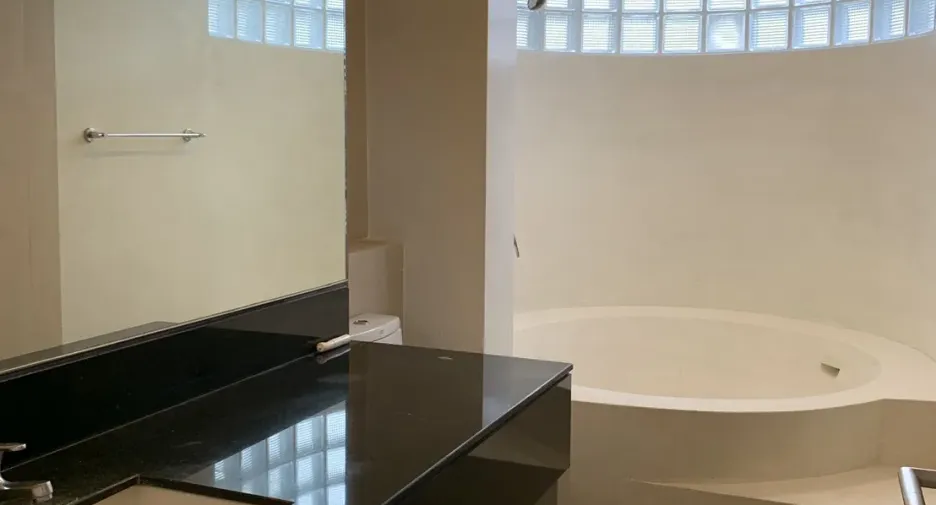 For rent 4 bedrooms apartment in Watthana, Bangkok