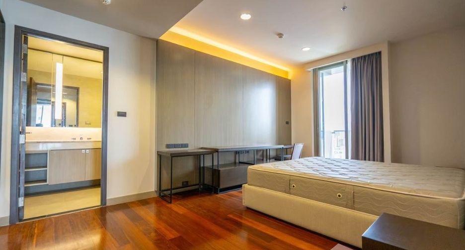 For rent 4 bedrooms apartment in Khlong Toei, Bangkok