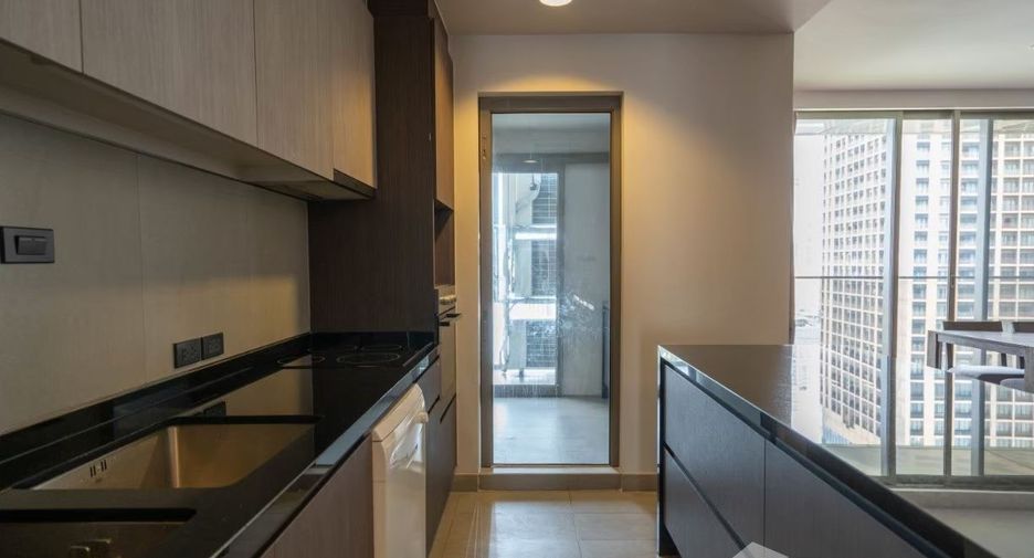 For rent 4 bedrooms apartment in Khlong Toei, Bangkok