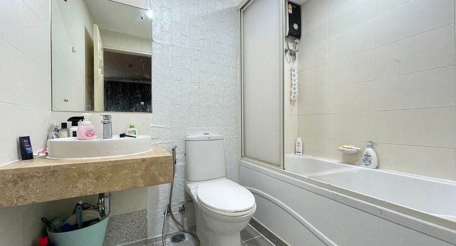 For rent 3 bedrooms condo in Khlong Toei, Bangkok