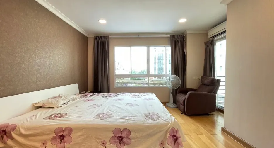 For rent 3 bedrooms condo in Khlong Toei, Bangkok