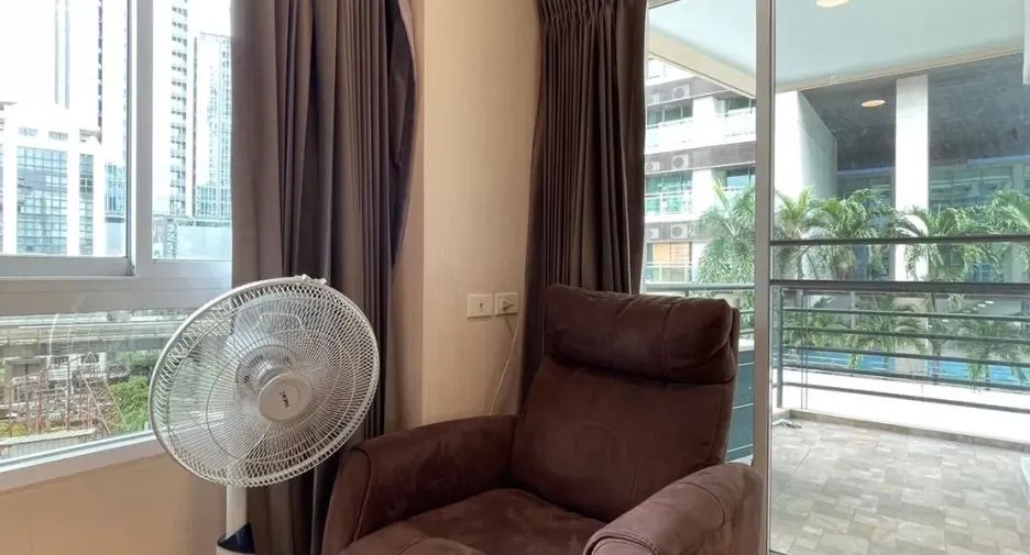 For rent 3 bedrooms condo in Khlong Toei, Bangkok