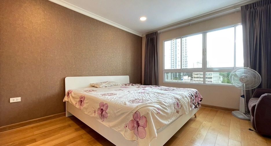 For rent 3 bedrooms condo in Khlong Toei, Bangkok