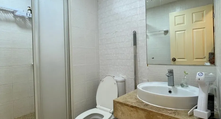 For rent 3 bedrooms condo in Khlong Toei, Bangkok