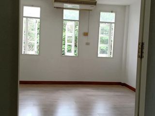 Casa adosada en alquiler de 3 habitaciones en Phra Khanong, Bangkok