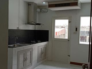 Casa adosada en alquiler de 3 habitaciones en Phra Khanong, Bangkok