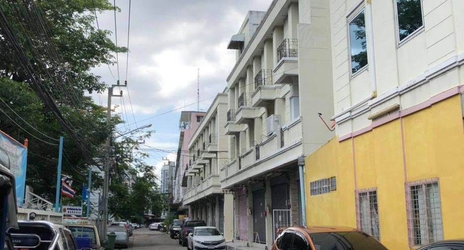 À louer 3 chambres maison de ville à Phra Khanong, Bangkok