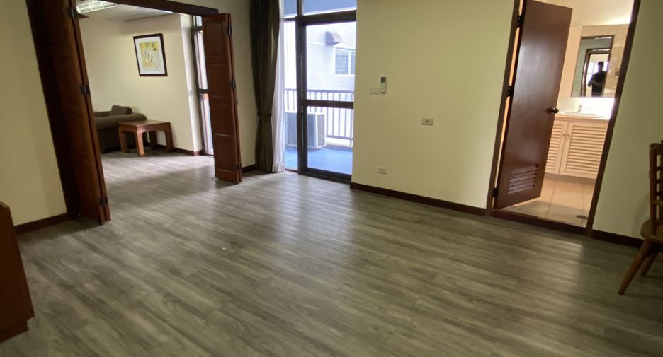 For rent 3 bedrooms apartment in Watthana, Bangkok
