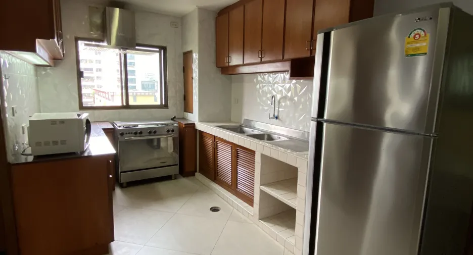 For rent 3 bedrooms apartment in Watthana, Bangkok